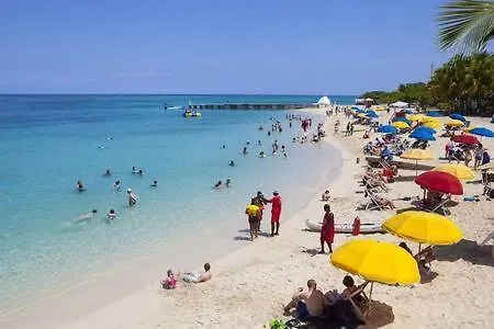 Hospitality Expert Jagger - Tour Pool Bar Beach Montego Bay Kro
