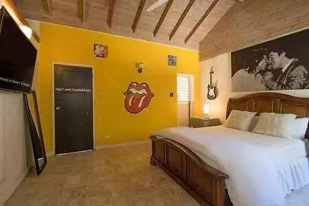 Hospitality Expert Jagger - Tour Pool Bar Beach Montego Bay Kro